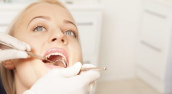 Femme chez le dentiste